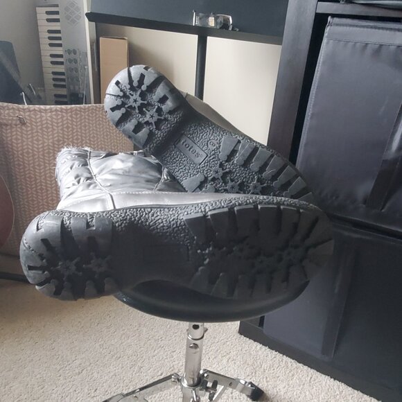 Women's Metallic Silver TOTES Bunny Quilted Puffer Snow Boots Size 8 M Like New - Picture 4 of 8